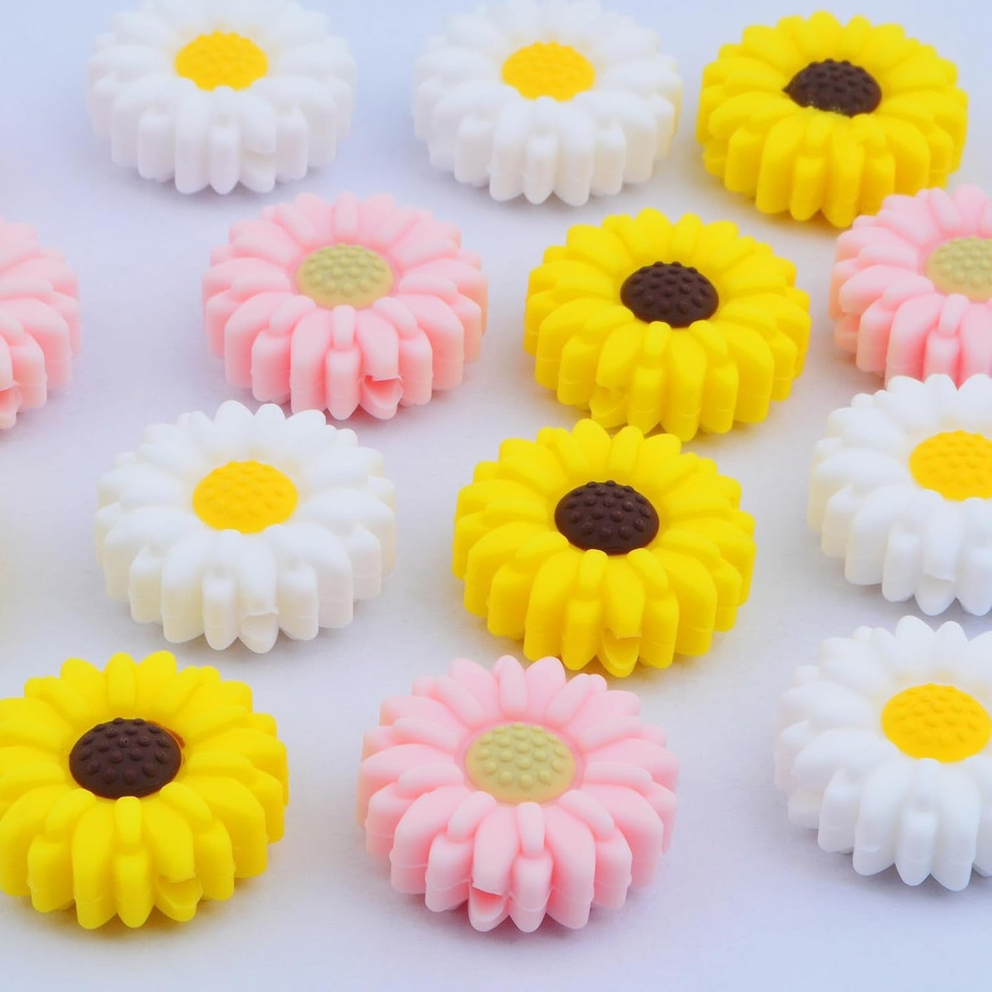 15pcs 20 mm Sunflower Silicone Daisy Flower Focal Flat Flower Shape Spacer Beads for DIY Keychains Lanyards Garlands Crafts Jewelry Making, 3 Colors
