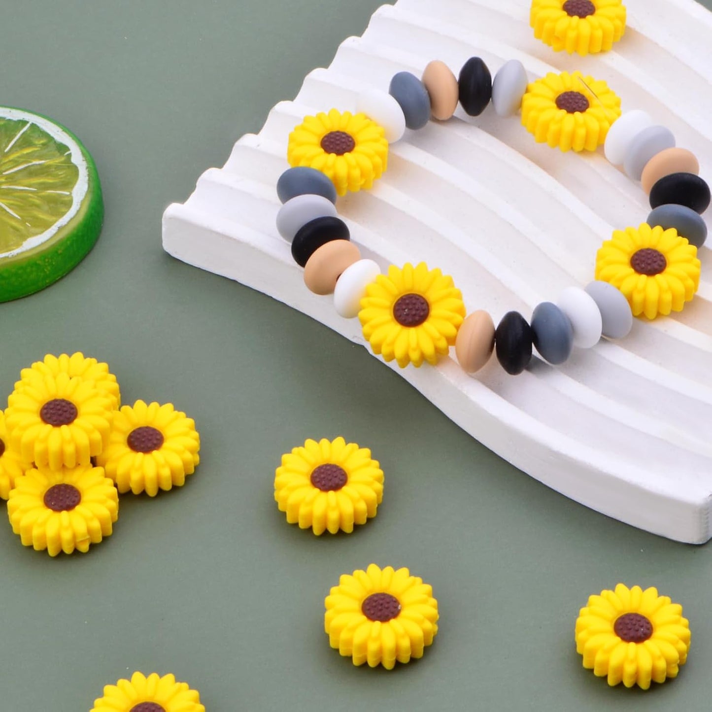 15pcs 20 mm Sunflower Silicone Daisy Flower Focal Flat Flower Shape Spacer Beads for DIY Keychains Lanyards Garlands Crafts Jewelry Making, 3 Colors